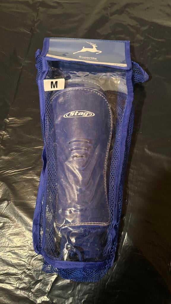Protège-tibias Stag Superlite taille M, Sports & Fitness, Enlèvement, Neuf