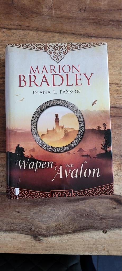 Marion Bradley wapen van Avalon, Boeken, Ophalen of Verzenden, Zo goed als nieuw