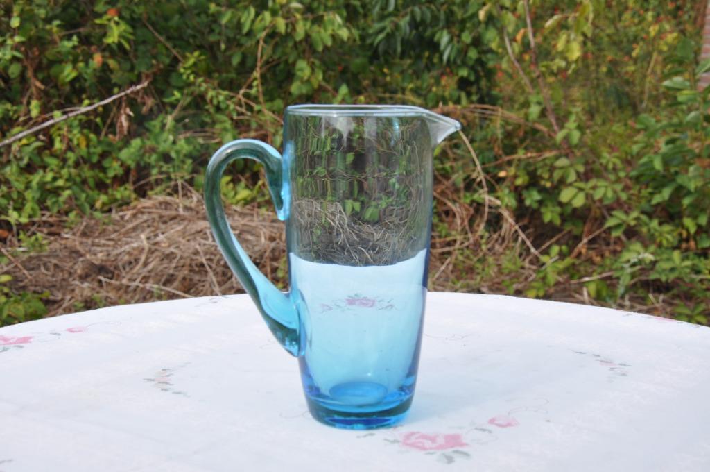 §  pichet en verre soufflé bleu chenée?, Antiquités & Art, Enlèvement ou Envoi