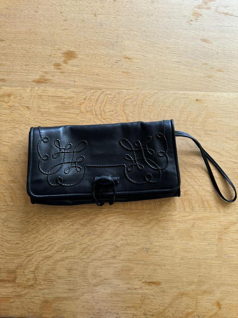 Sergio Rossi zwarte leren tas (pochette), Handtassen en Accessoires, Tassen | Damestassen, Ophalen, Zwart