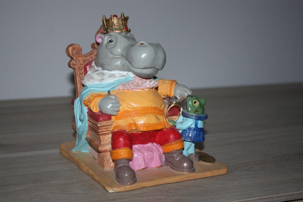 Spaarpot , koning Nijlpaard met kikker , +- 16x13x13 cm, Verzamelen, Ophalen of Verzenden, Gebruikt, Kunststof, Dier
