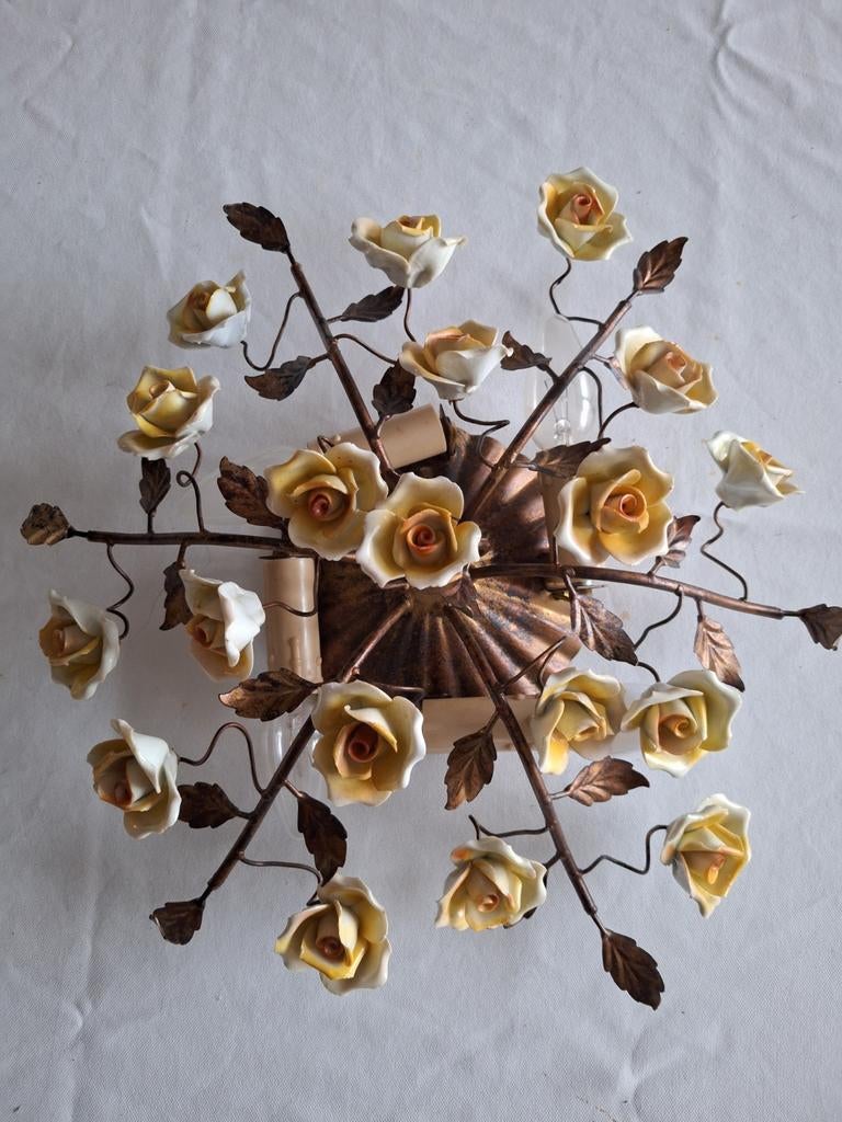 Italiaanse metaal en porseleine bloemen plafondlamp.