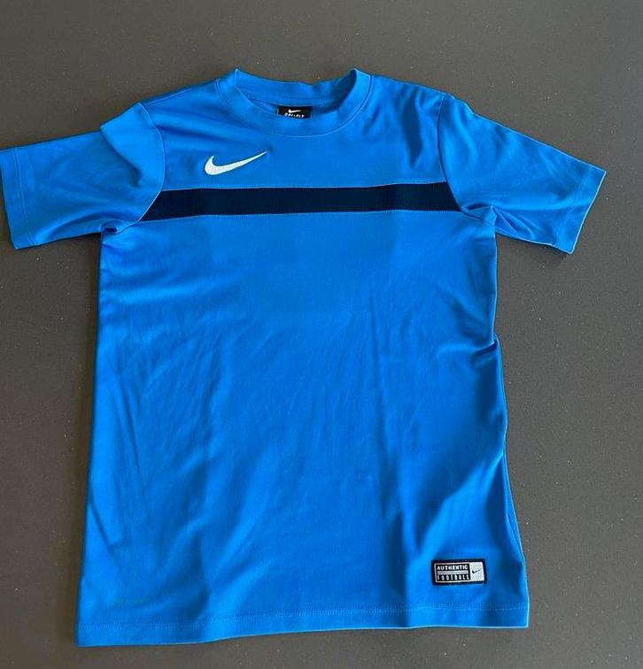 Voetbalshirt Nike Dri-Fit maat 128-137, Kinderen en Baby's, Ophalen of Verzenden, Zo goed als nieuw
