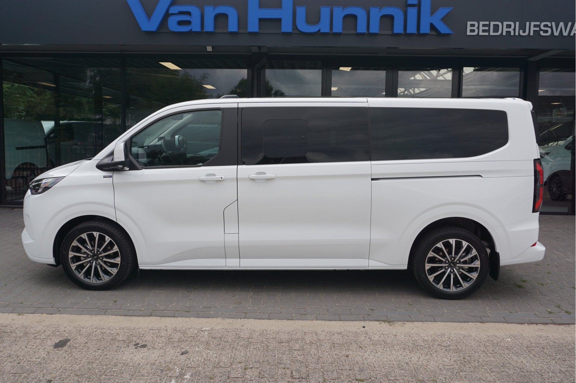 Ford Transit Custom Tourneo 340L 2.5 PHEV 233PK Titanium X P, Auto's, 4 cilinders, 1850 kg, Wit, Leder