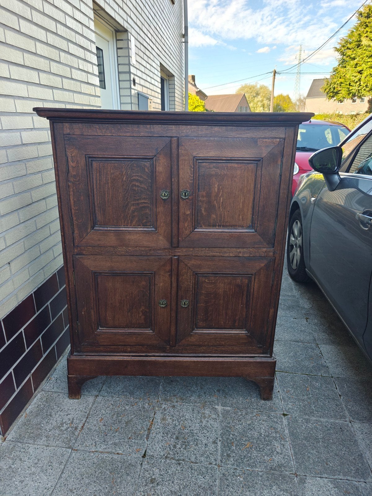Buffet haut ancien en bois massif – 4 portes – belle patine, Enlèvement