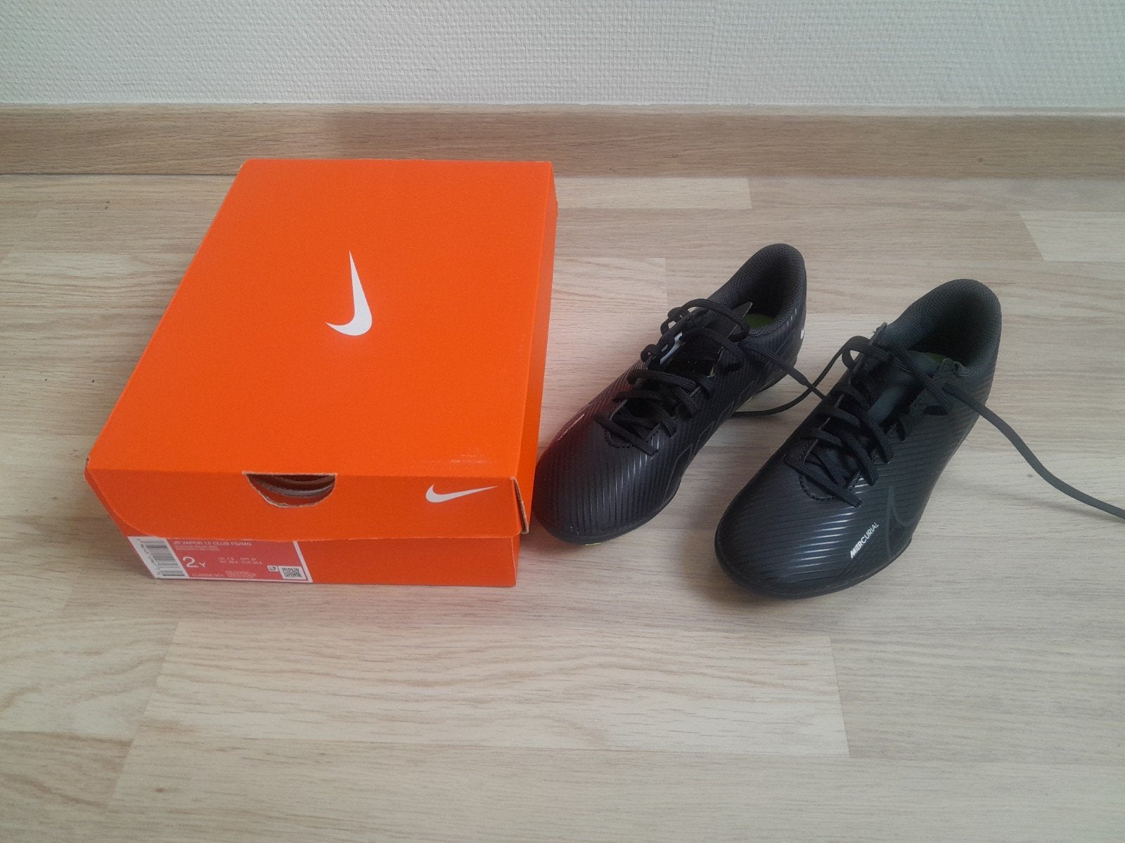 Voetbalschoenen kind maat 32.5 NIEUW, Ophalen