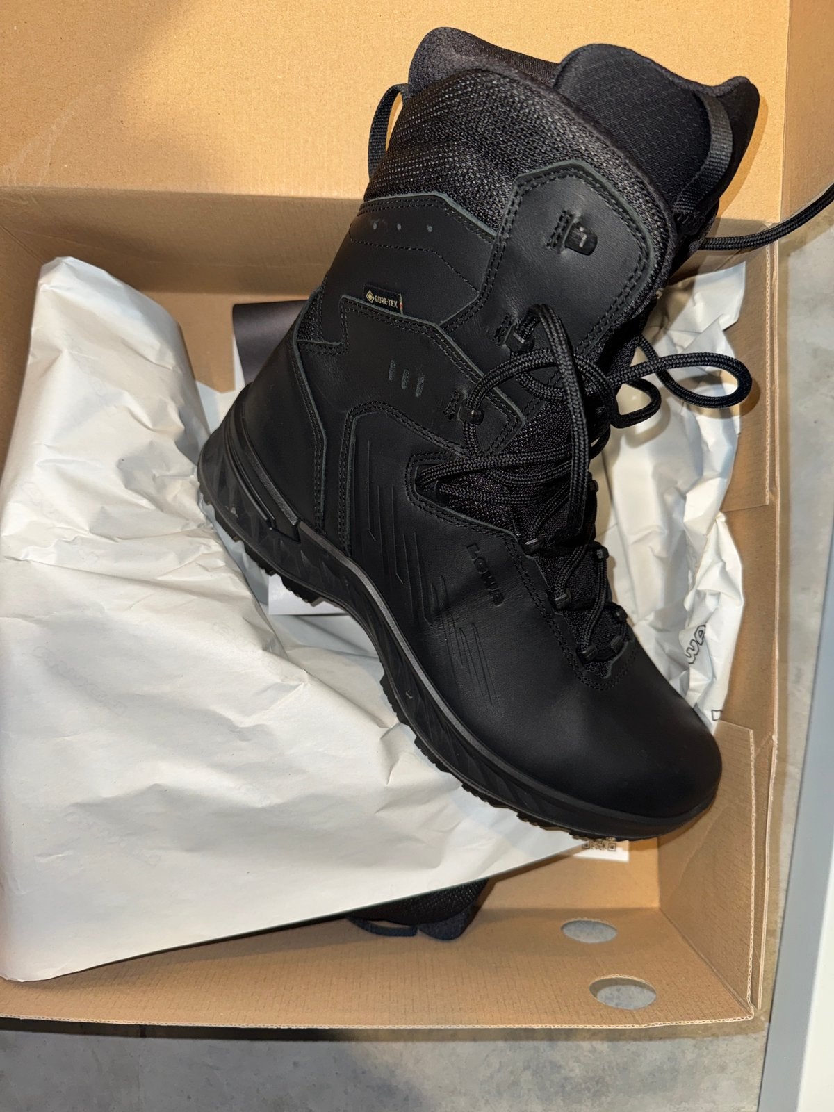 Lowa werkschoenen maat 43 (nieuw), Neuf, Chaussures de travail, Enlèvement, Noir