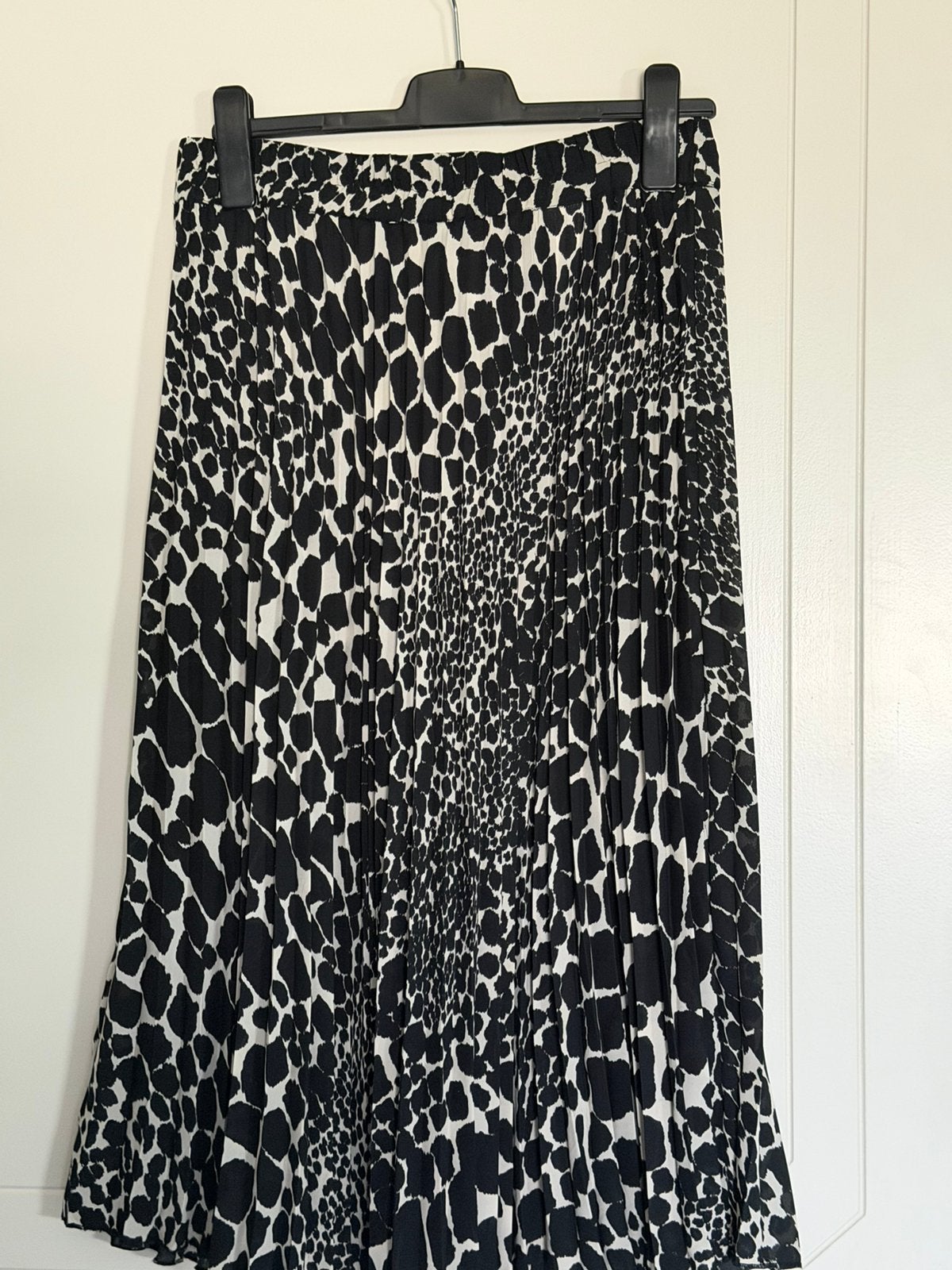 Nouvelle jupe plissée de Bodyflirt (42), Enlèvement, Sous le genou, Noir, Taille 42/44 (L)
