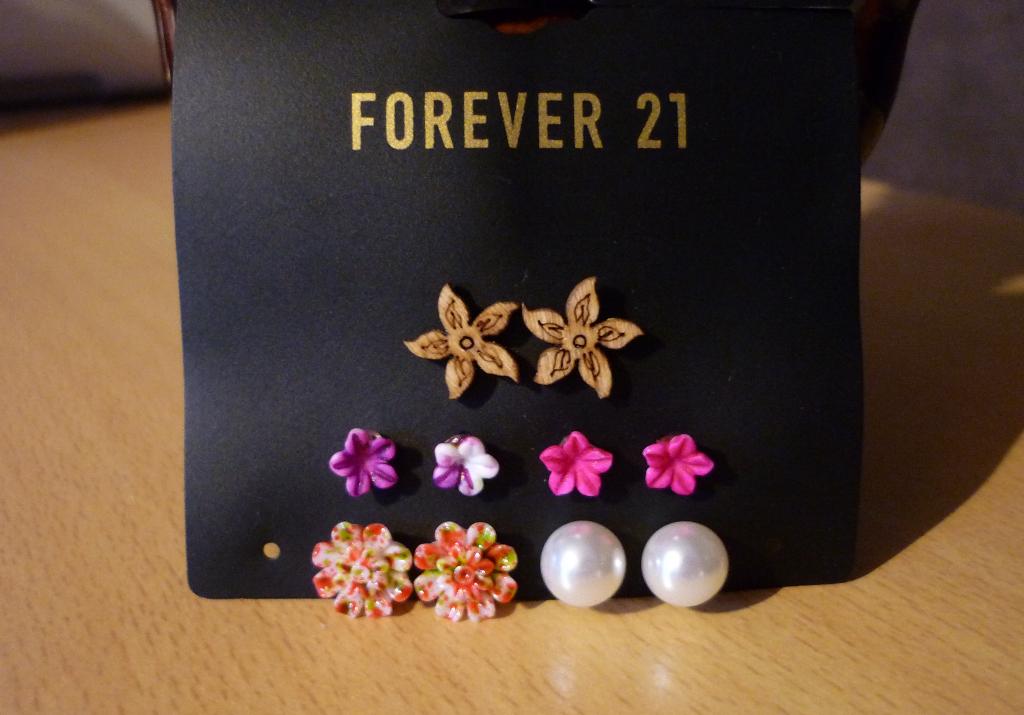 Set van 5 paar oorbellen bloem hout fuchsia witte parel, Bijoux, Sacs & Beauté, Boucles d'oreilles, Enlèvement ou Envoi, Autres couleurs