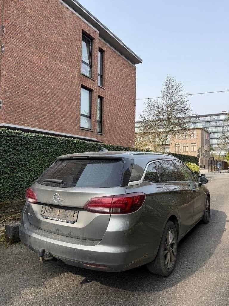 Opel Astra Sports Tourer 1.5 diesel van 2021 - LEZEN/LIRE, Auto's, Bi-Xenon koplampen, Gebruikt, Euro 6, Overige kleuren