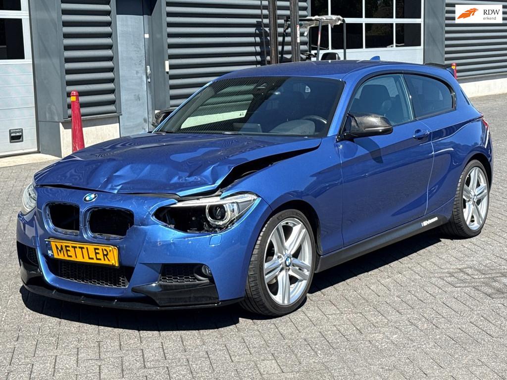 BMW 1-serie 114i Upgrade Edition, M Sport, airco, cruise con, Auto's, Gebruikt, Zwart, 4 cilinders, Leder