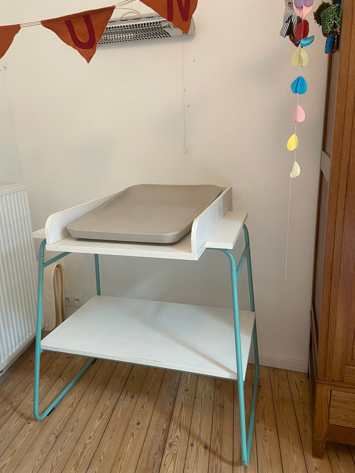 Babycommode met Leander aankleedmat, Kinderen en Baby's, Kinderkamer | Tafels en Stoelen, Ophalen, Zo goed als nieuw