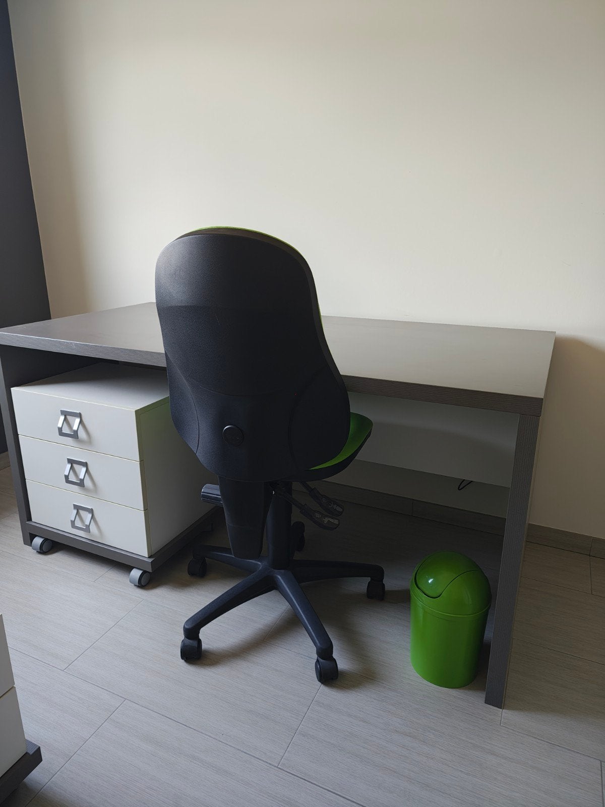bureau+stoel+bureaukastje+bed met lattenbodem en matras+ nac, Ophalen