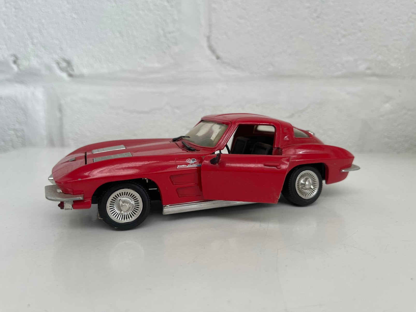 Chevrolet Corvette C2 Sting Ray (1963) – Metalen Schaalmodel, Enlèvement ou Envoi, Comme neuf