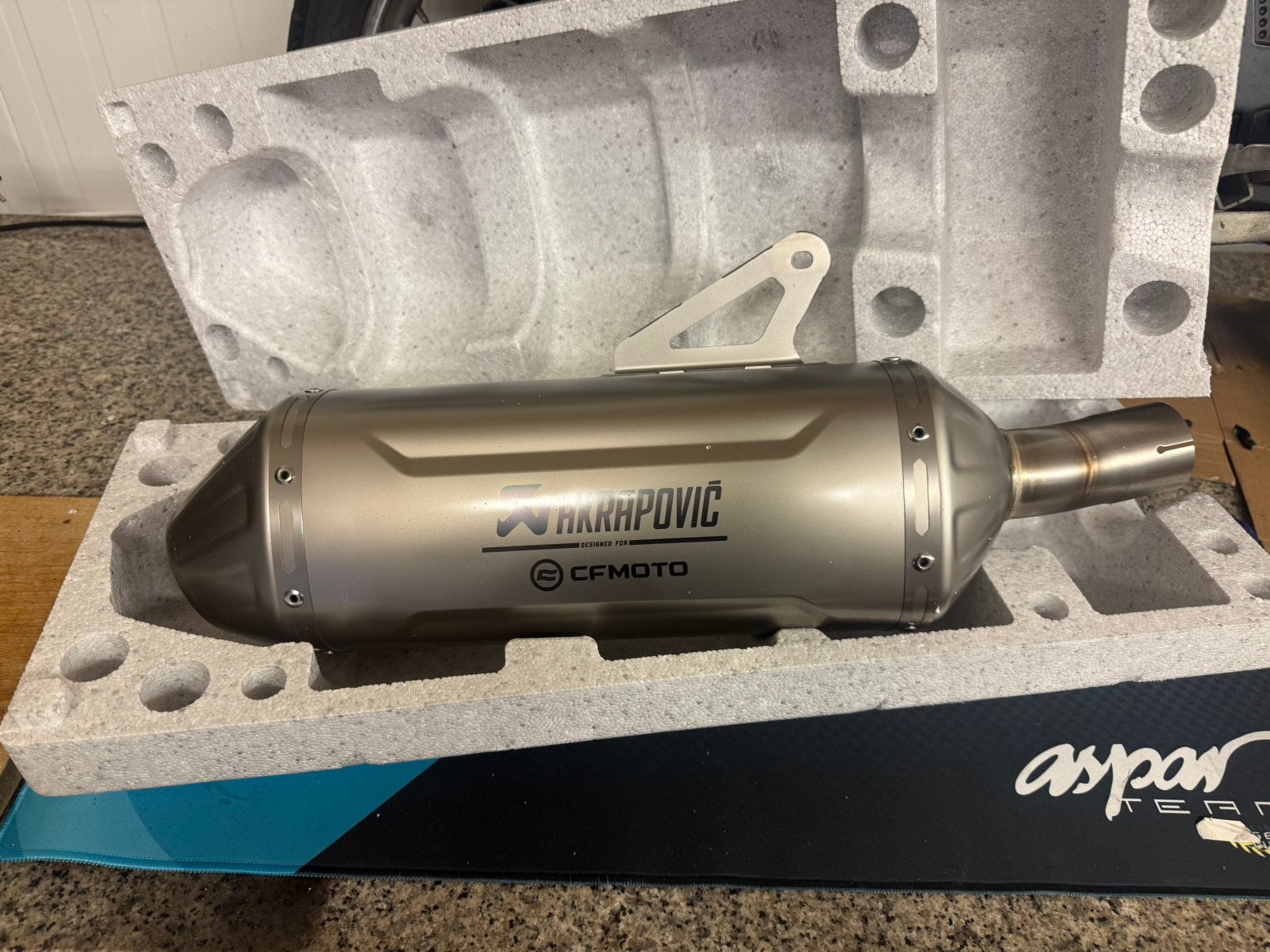 Akrapovic Slip-On demper  (Titanium) voor  CFMOTO 450MT 2026, Motoren, Ophalen of Verzenden