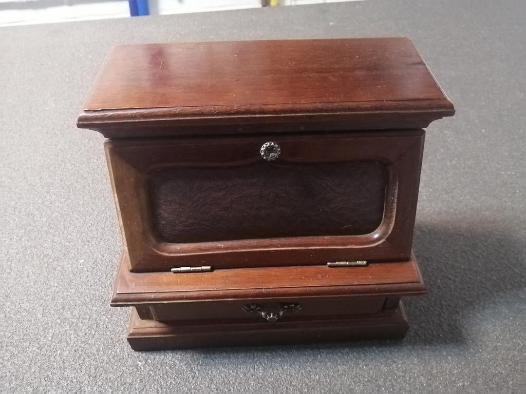 Secretaire sleutelkastje of juwelendoos, Ophalen