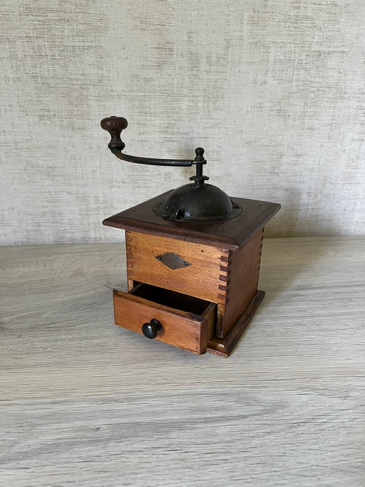 Oude houten koffiemolen EG „Le Parfait Broyeur” Migennes, Ophalen