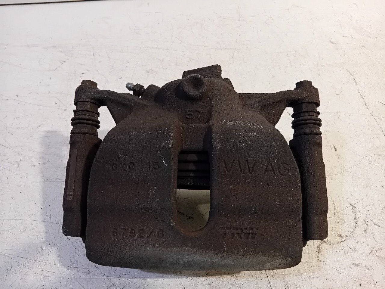 Remklauw rechts voor Skoda Octavia, Onderdelen@venauto.nl, Van der Ven Autorecycling B.V., Gebruikt, Ettenseweg 76, 4706 PB Roosendaal, The Netherlands