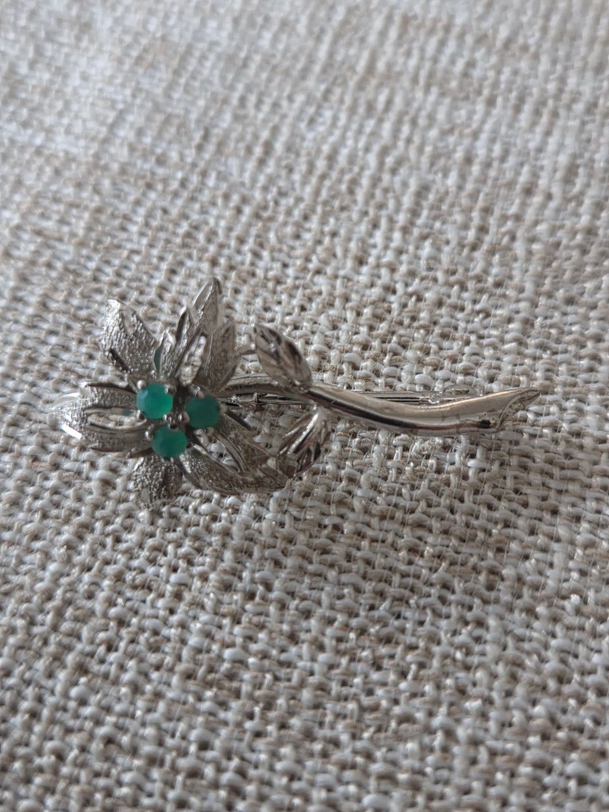 Zilveren broche met smaragdsteentjes, Ophalen, Wit, Minder dan 4 cm, Zo goed als nieuw