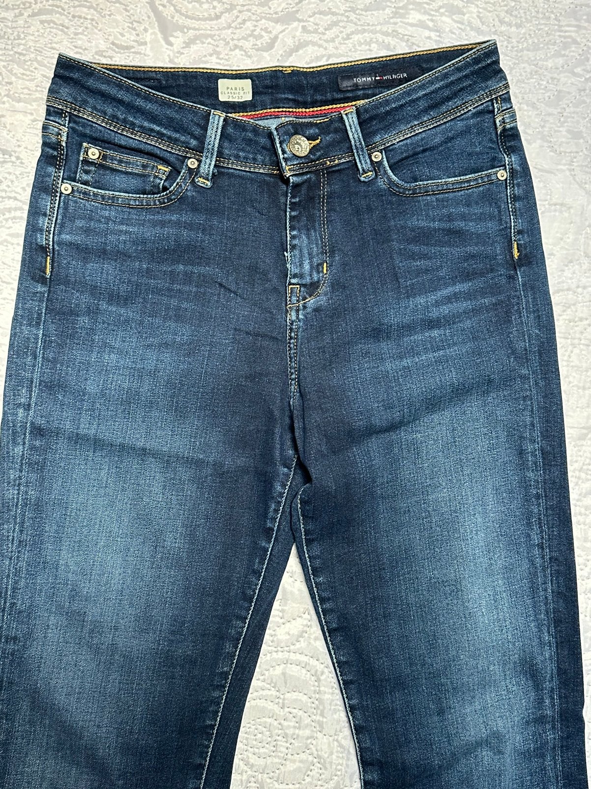 Donkerblauwe rechte jeans van Tommy Hilfiger (maat 25/32), Kleding | Dames, Verzenden, Zo goed als nieuw, Blauw