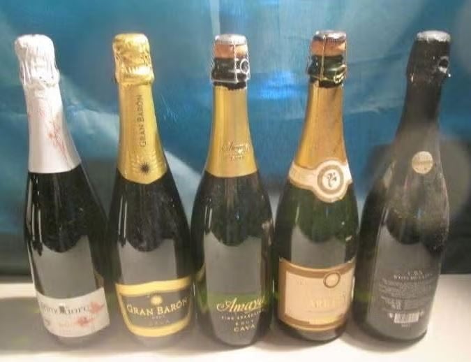 5 cavas espagnols  de différents établissements vinicoles, Collections, Vins, Enlèvement ou Envoi, Comme neuf, Espagne, Pleine