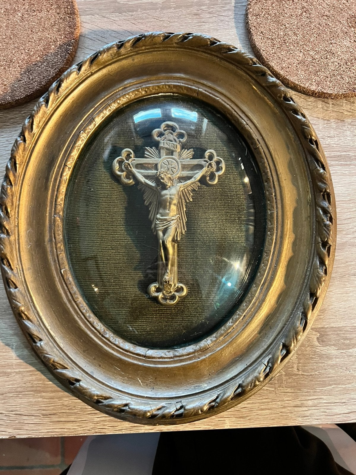 Crucifix antique/vintage - Beau cadre ovale en métal doré, Enlèvement ou Envoi