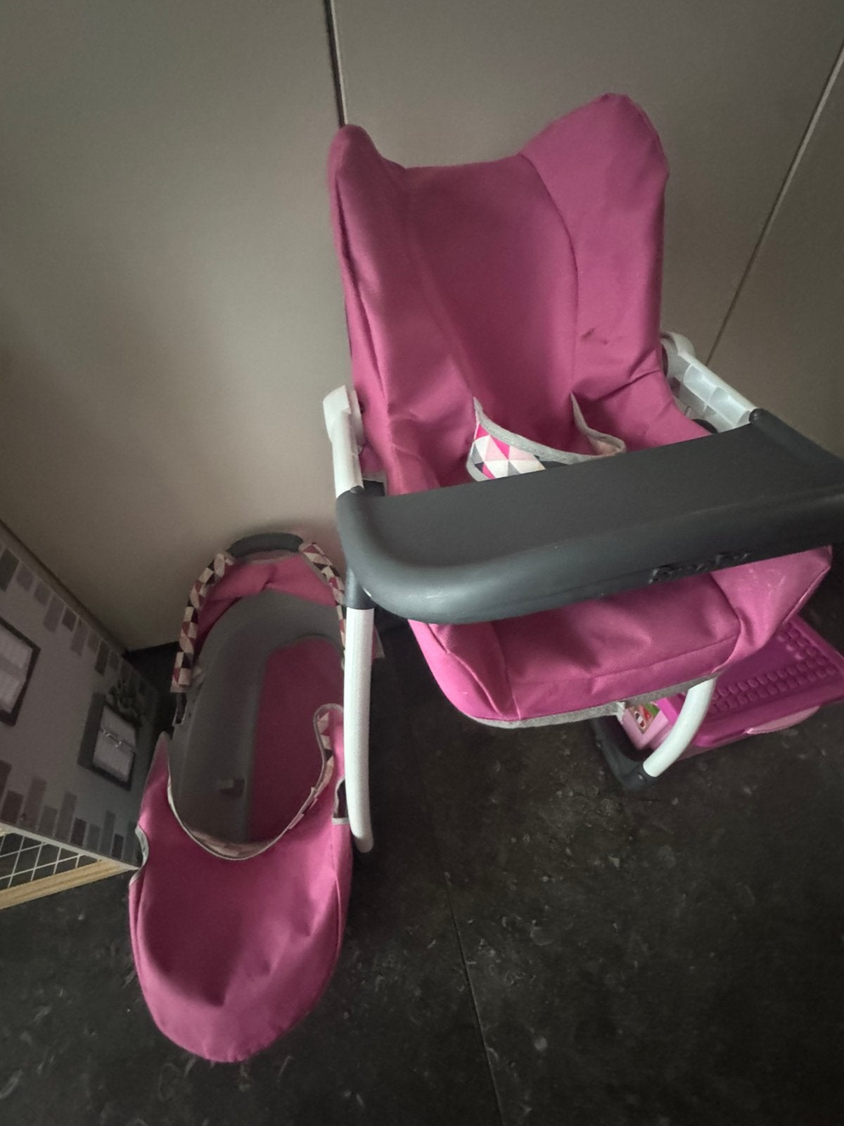 Kijderwiegje+eetstoel voor poppen, Enfants & Bébés, Jouets | Poupées, Enlèvement, Comme neuf
