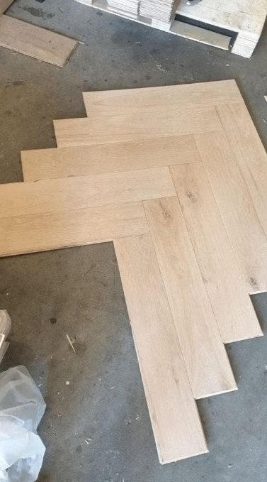 FORFAIT DE REPOS ; SOL À CHEVRONS EN CHÊNE HUILÉ DE 105 M2., Enlèvement