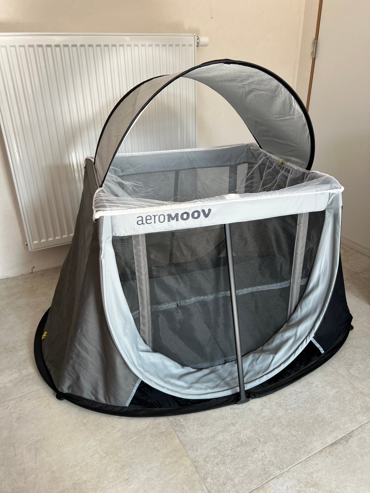 Lit Aeromoov avec moustiquaire et pare-soleil, Enfants & Bébés, Enlèvement, Utilisé, Lit de voyage