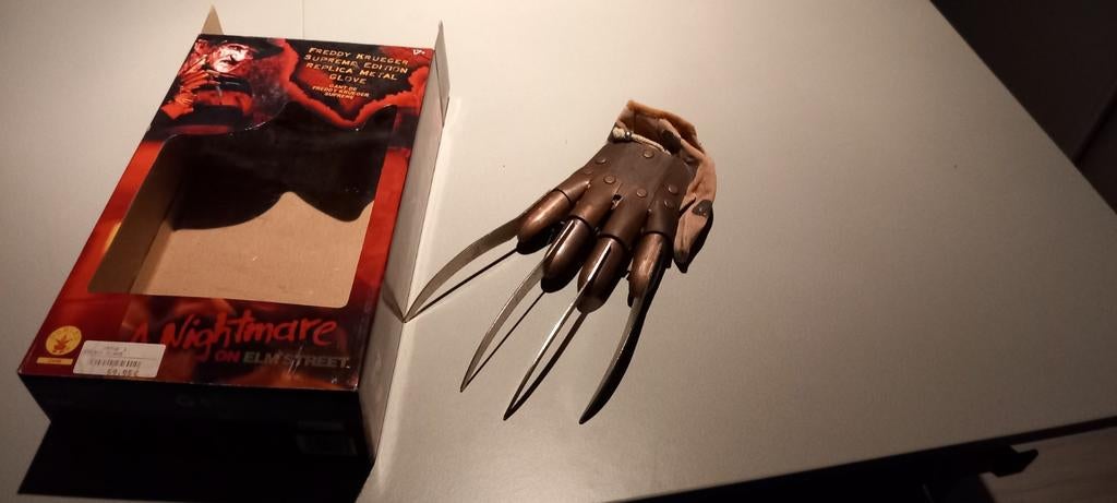 A Nighmare On Elm Street fingerknife handschoen, Ophalen