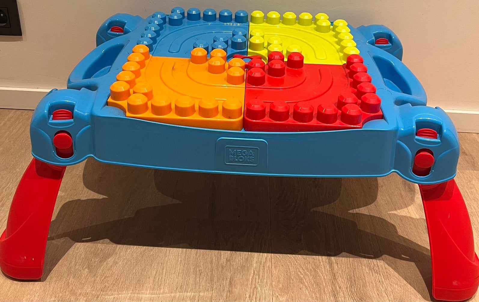 Speeltafel blokken Mega Blocks, Kinderen en Baby's, Speelgoed | Speeltafels, Ophalen, Zo goed als nieuw