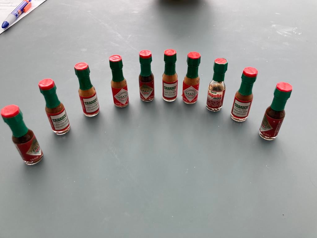 Verzameling mini flesjes van Tabasco, Verzamelen, Ophalen, Zo goed als nieuw