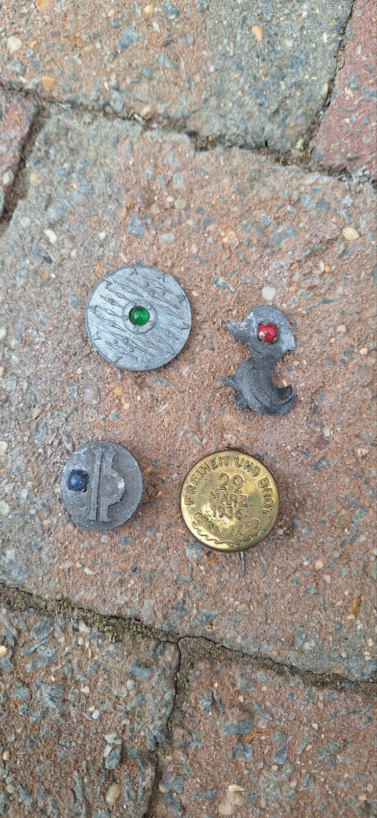 Duitse dagbadges, Ophalen