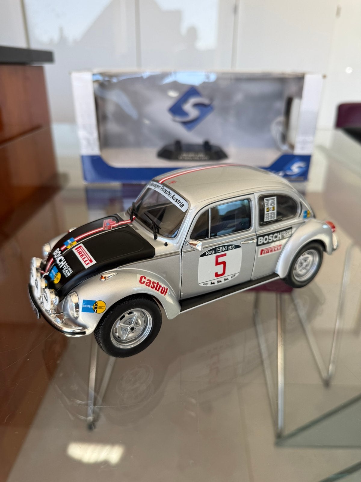 Volkswagen Beetle 1303 1:18 nickel en boite, Enlèvement ou Envoi