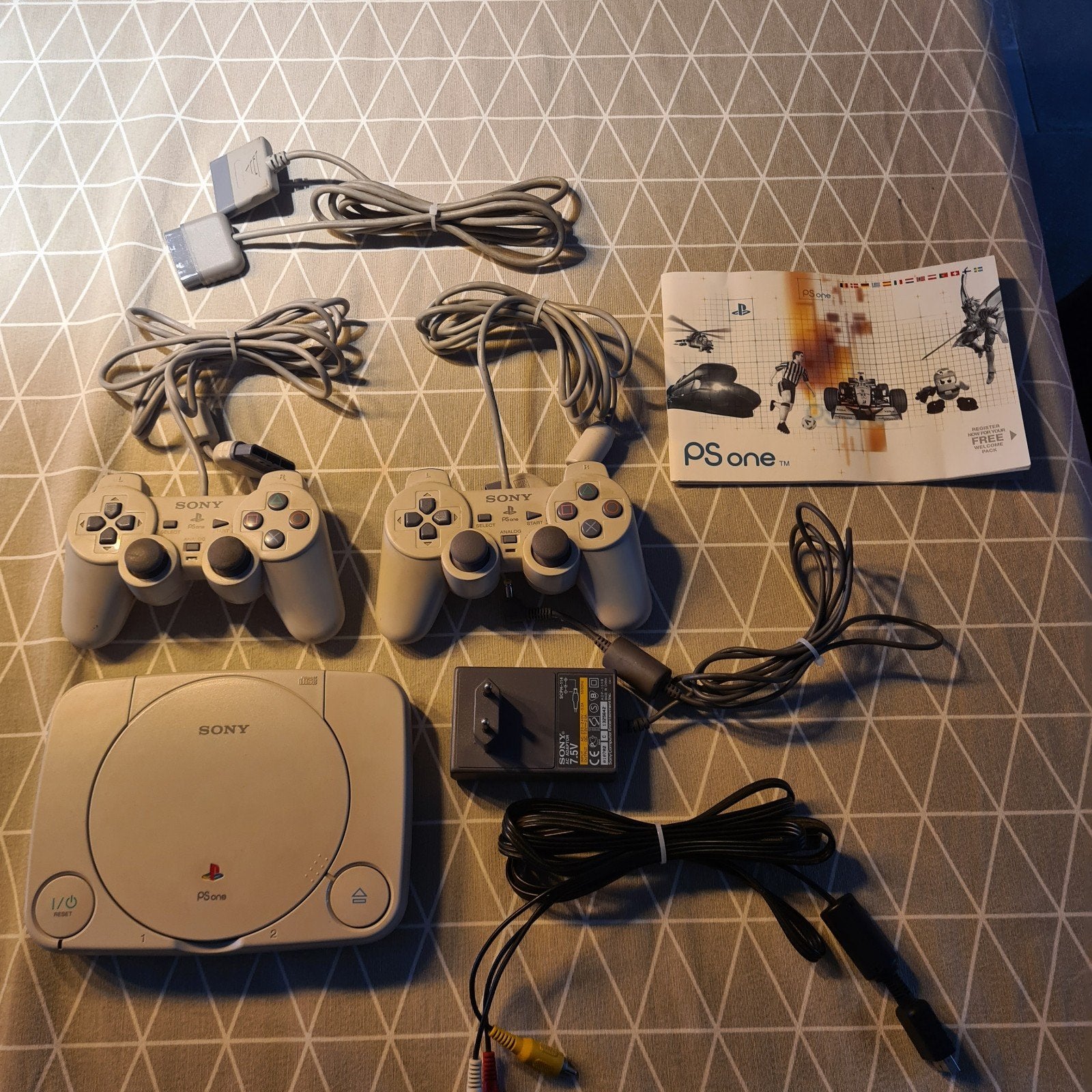 Sony Playstation 1 slim, Games en Spelcomputers, Ophalen of Verzenden, Zo goed als nieuw, Met 2 controllers