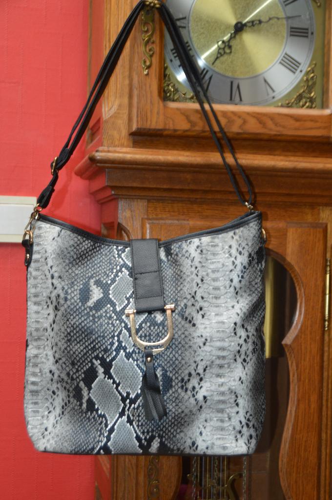 Fête des mères Joli sac imprimé reptile gris en similicuir!, Enlèvement ou Envoi, Comme neuf, Gris, Sac à bandoulière