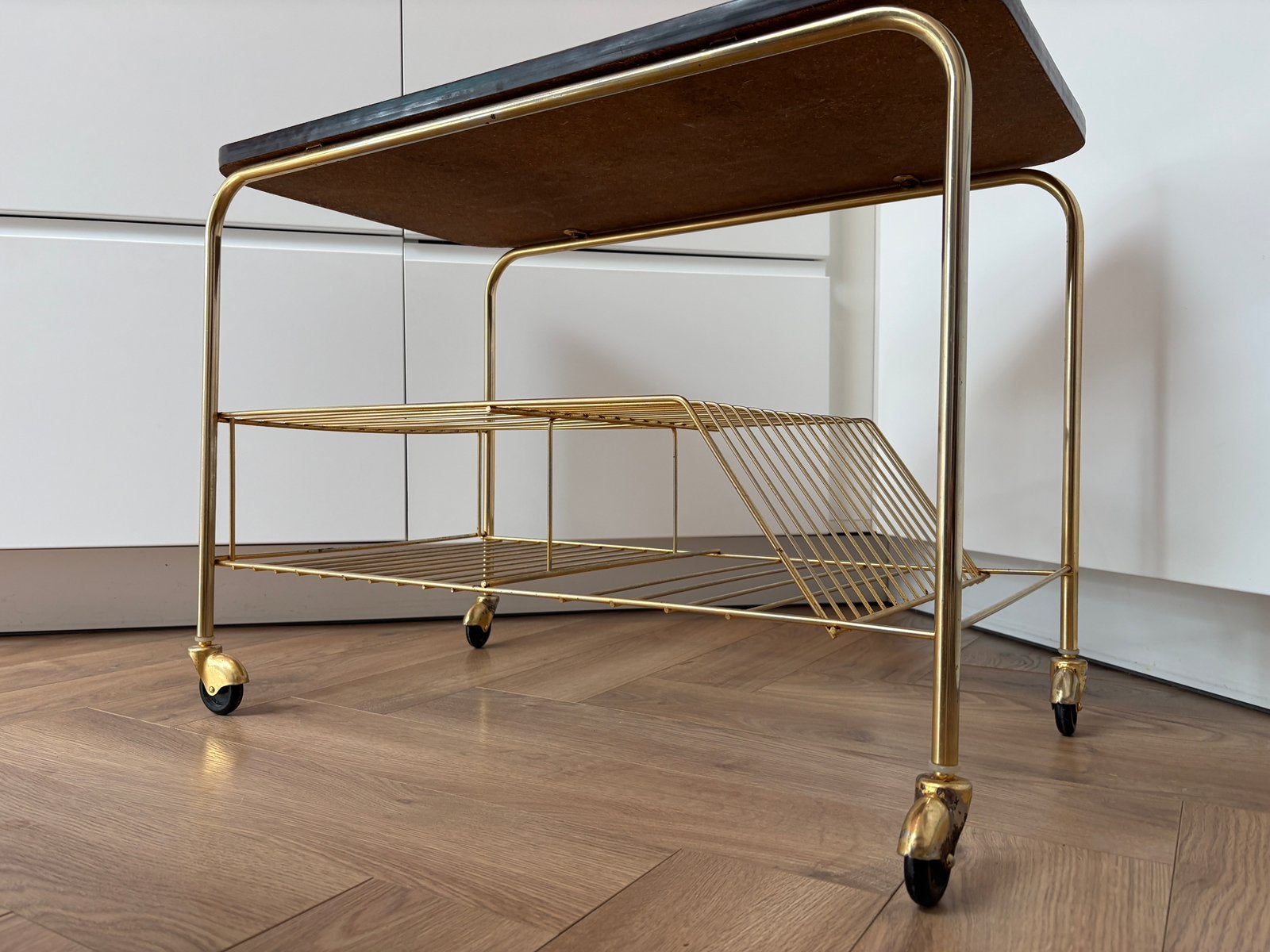 Vintage platenrekje - formica tafelblad, bladgouden pootjes, Ophalen, Gebruikt