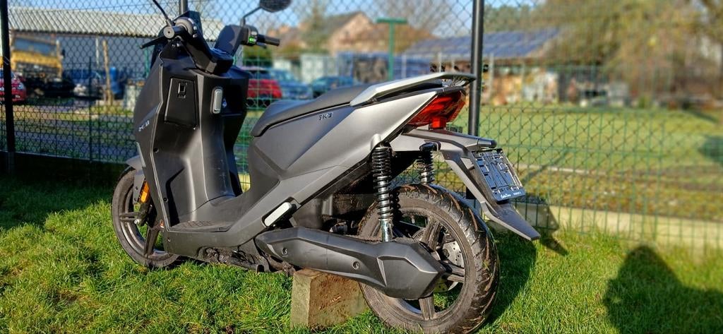 Horwin sk3 +-800KM BJ 2024 start en rijd 2500€, Fietsen en Brommers, Ophalen, Horwin, Zo goed als nieuw