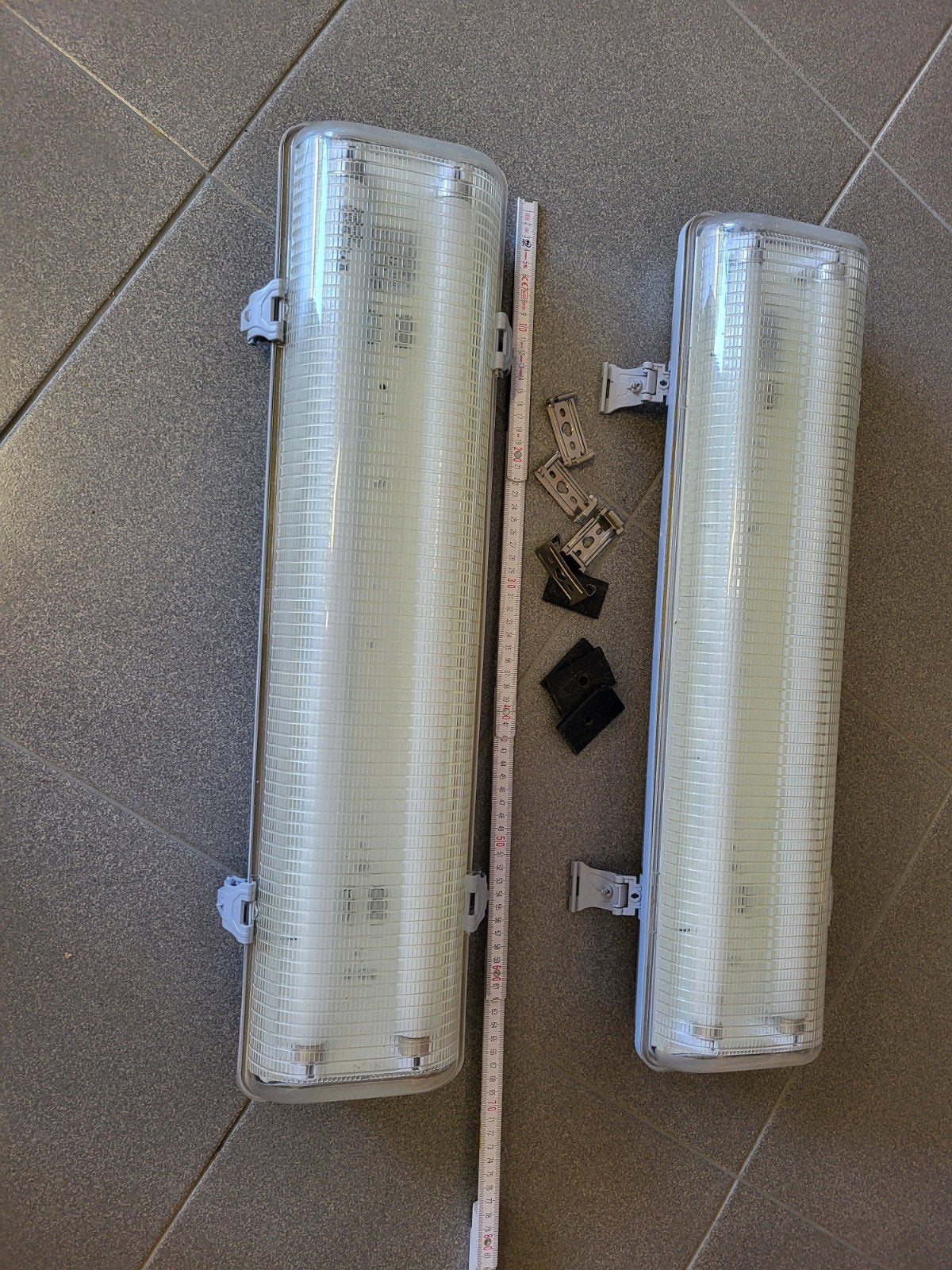 2 lampes fluorescentes doubles, 66 cm de large, voir photo, Enlèvement