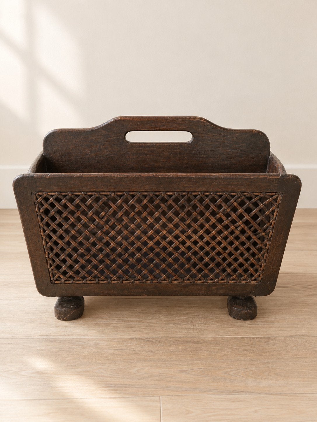 Porte-revues vintage en bois et rotin tressé, Maison & Meubles, Porte-revues, Enlèvement, Vintage, Bois