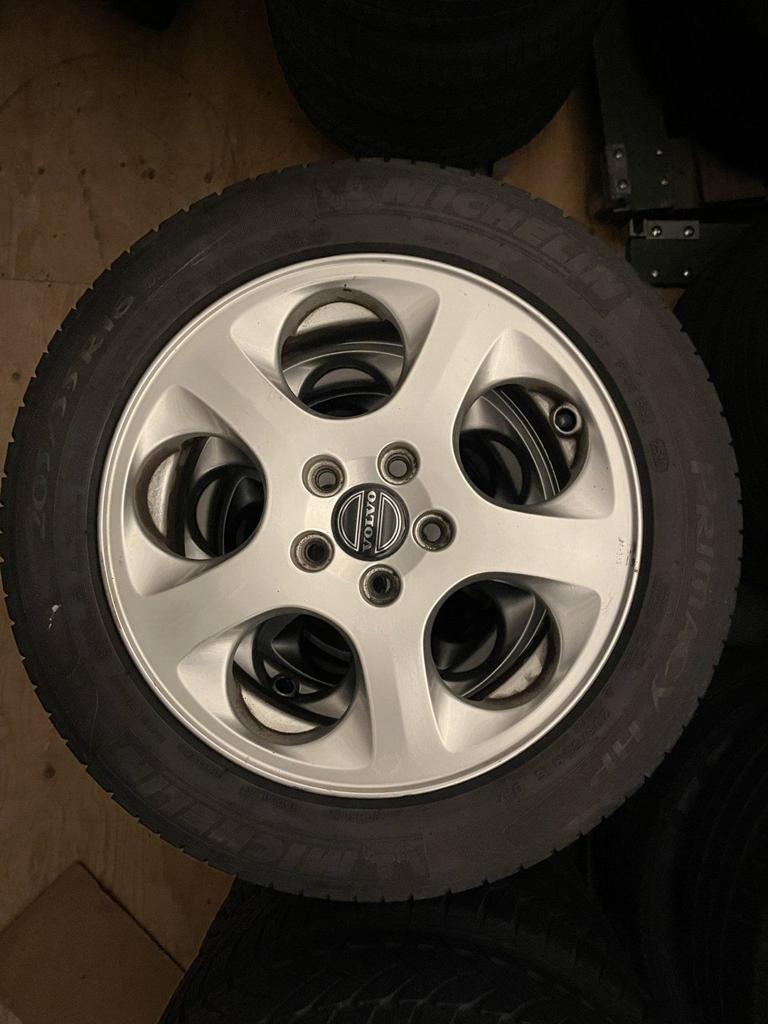 4x Volvo velgen + banden Michelin Primacy HP  205-5516 91v D, Ophalen, Gebruikt, -, Banden en Velgen