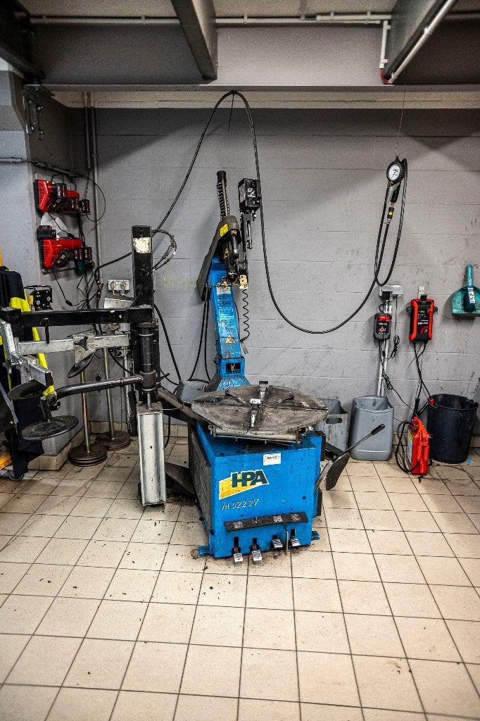 HPA M522 2V bandenmontagemachine met hulparm, Ophalen, Gebruikt