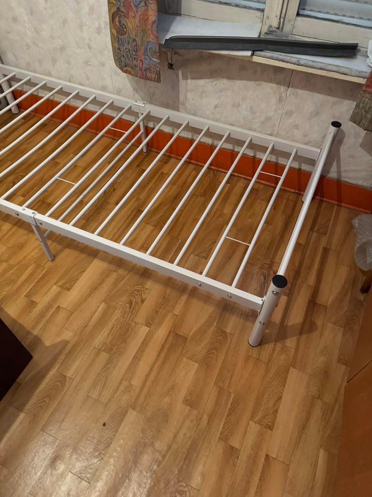 Nieuw bed, perfecte staat. ongeveer 2meter lang., Huis en Inrichting, Slaapkamer | Bedden, Ophalen, Zo goed als nieuw
