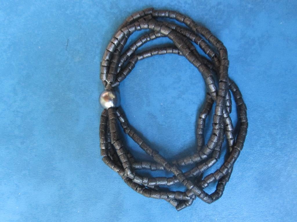 Zwart bandje met een knopje (flexibel) NIEUW, Handtassen en Accessoires, Armbanden, Ophalen of Verzenden, Nieuw, Zwart, Elastiek