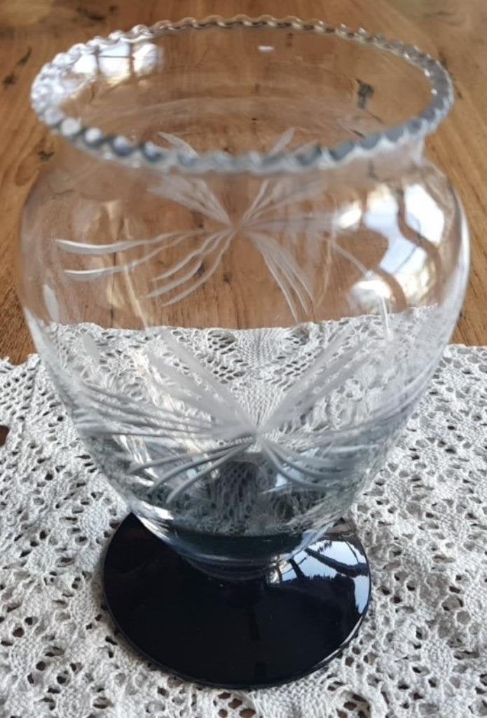 Oud vaasje met zwarte voet, gegraveerd, fijn geschulpte rand, Ophalen of Verzenden