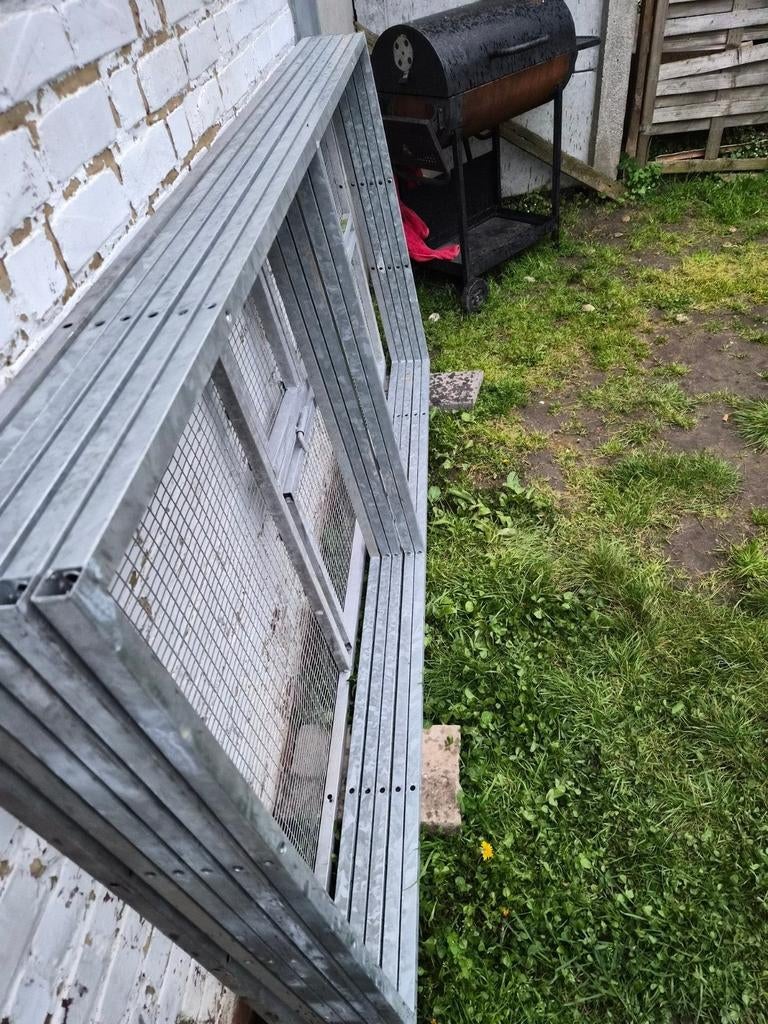 10 gealvaniseerde kaders zonder draad op draad wel aanwezig, Ophalen