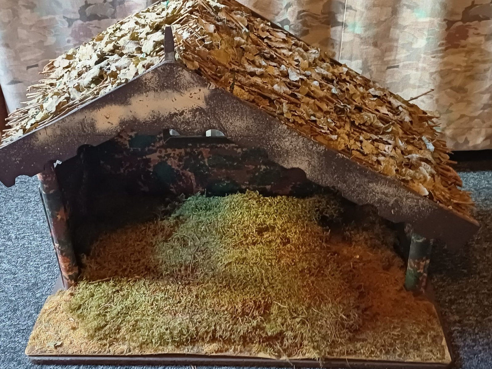 zelfgemaakte kerststal met echte mos en echte groene plantgr, Ophalen, Gebruikt