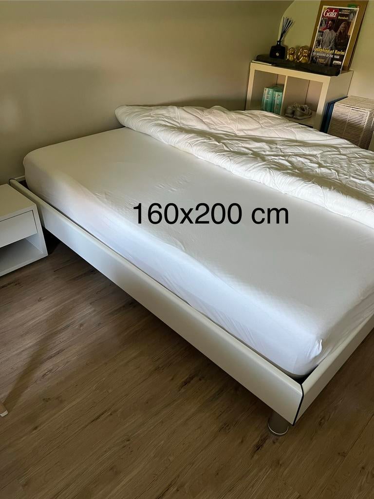 Lit blanc 2 personnes 160x200 avec 2 sommiers, Maison & Meubles, Enlèvement, Utilisé, Sommier, 200 cm
