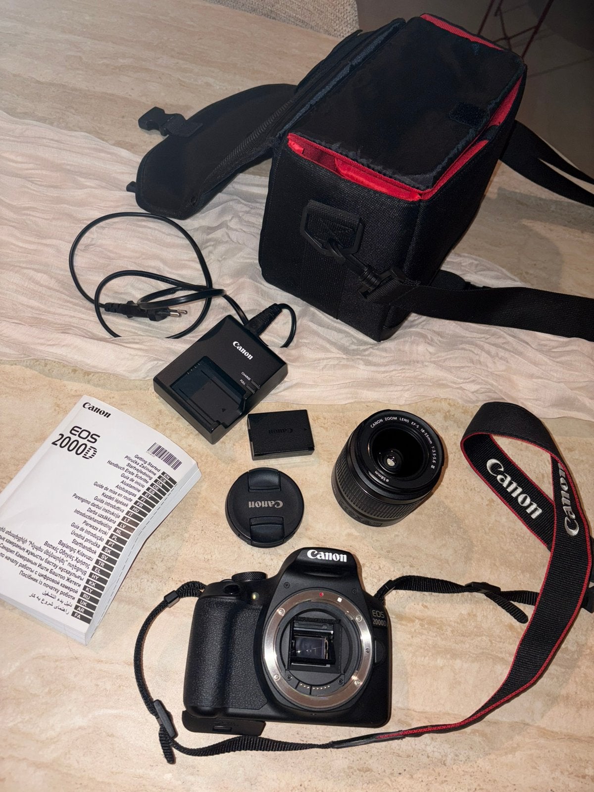 Canon EOS 2000D + 18-55mm f/3.5-5.6 DC III + Tas, Ophalen, Zo goed als nieuw, Canon
