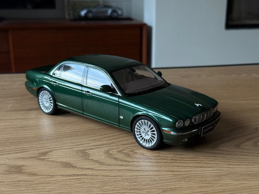 Jaguar XJ 1:18 Presque plein, Hobby & Loisirs créatifs, Enlèvement ou Envoi, Neuf, Voiture, Autres marques